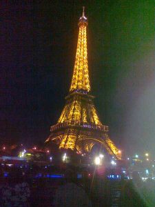 Paryż – wieża Eiffla nocą